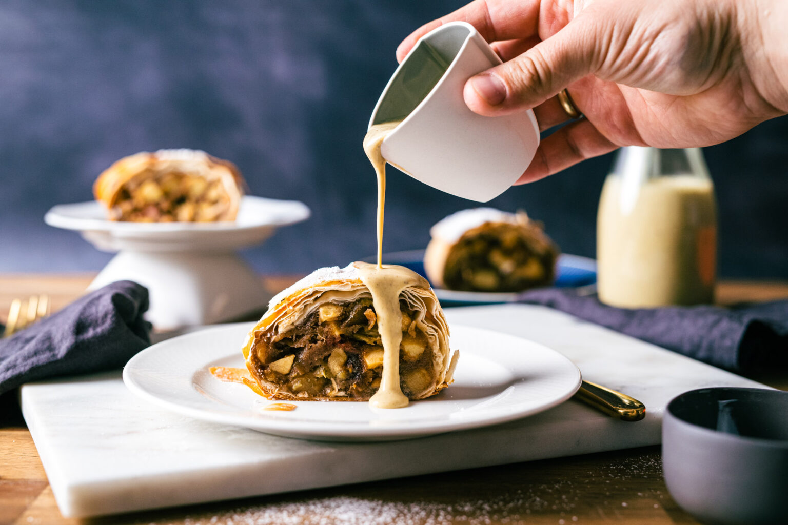 Apfel Rhabarber Strudel mit Vanillesoße - BOS FOOD Blog