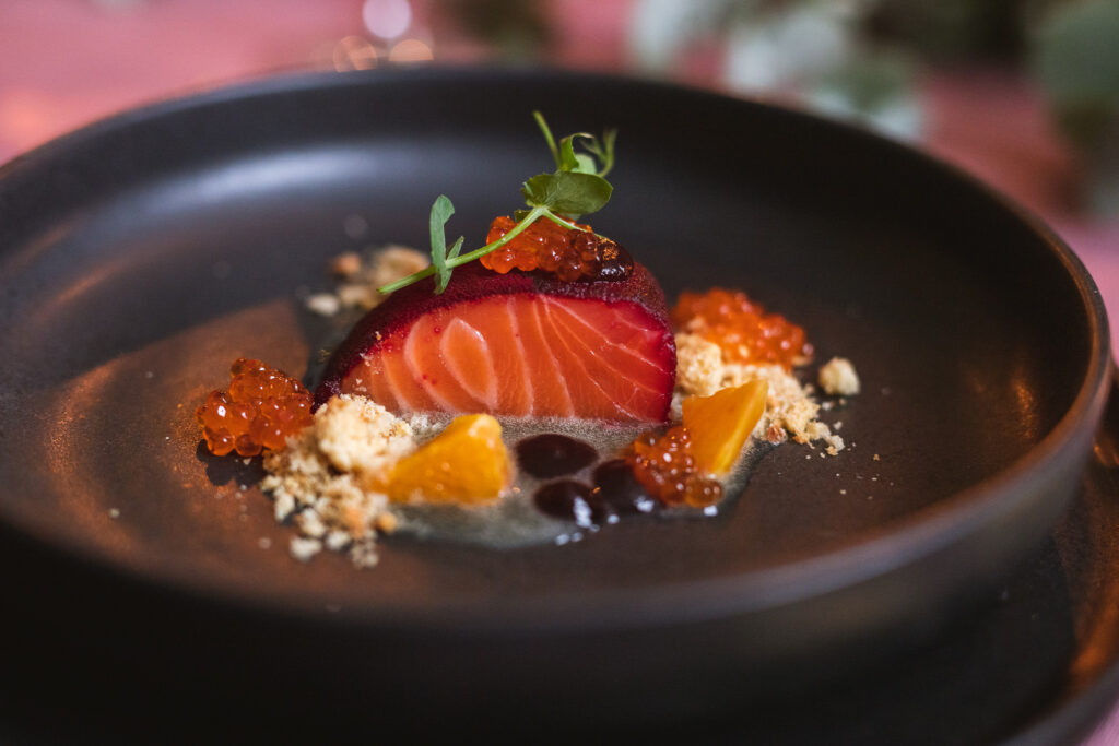 Geräucherter Rote Bete Lachs mit Glühweingel, Honigkuchencrumble und Mandarine
