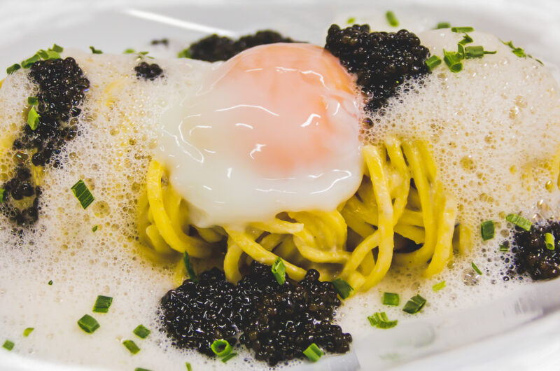 Spaghetti mit Kaviar, Champagnersauce und pochiertem Ei 