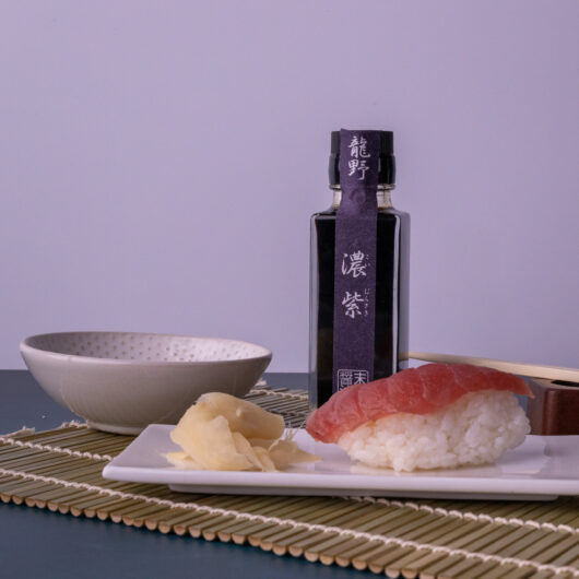 Murasaki Shoyu von Suehiro mit Thunfisch-Nigiri, eingelegtem Ingwer und Sojasauce-Schale