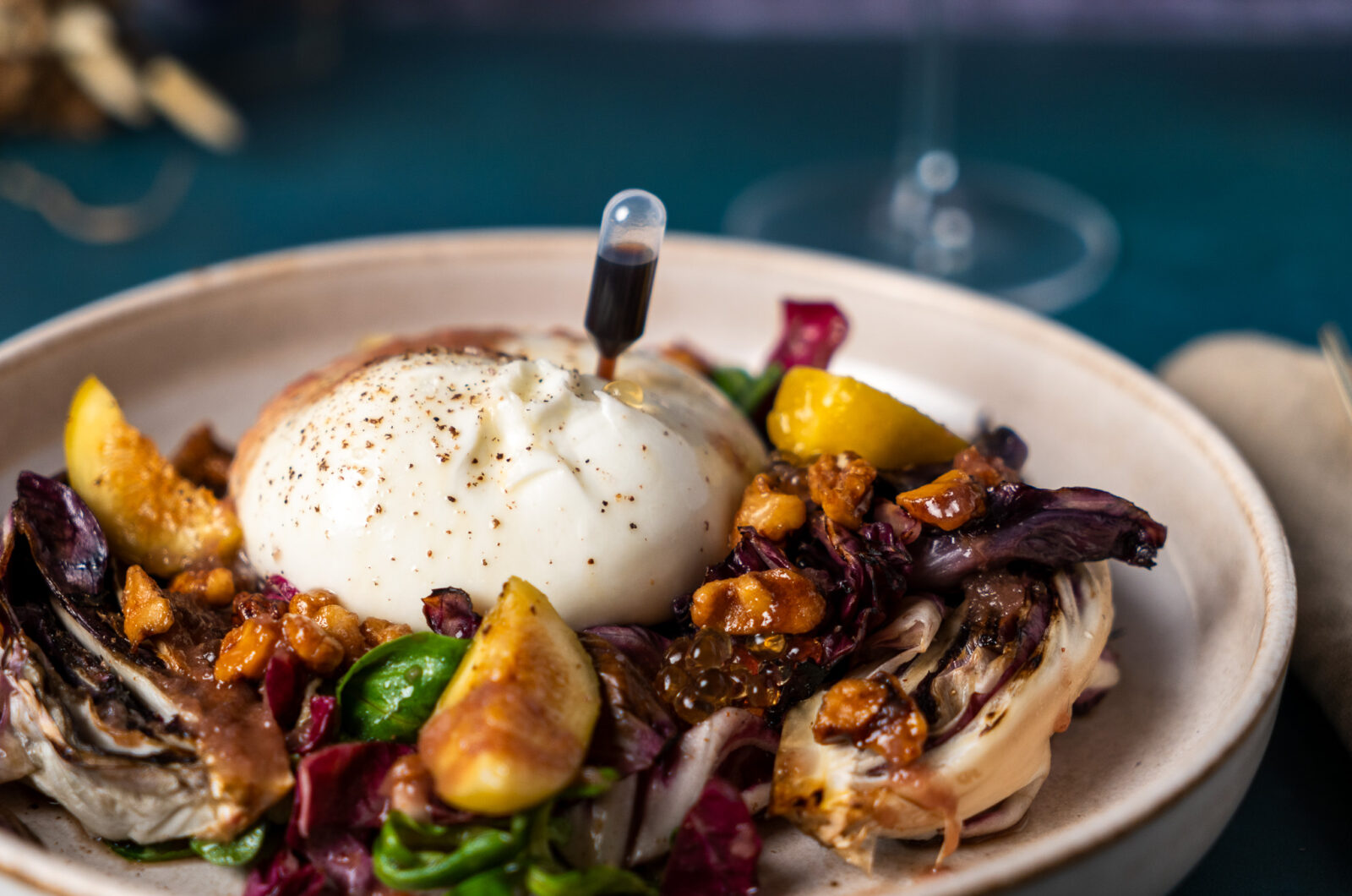 Herbstlicher Radicchio-Feldsalat mit Feigen und Burrata