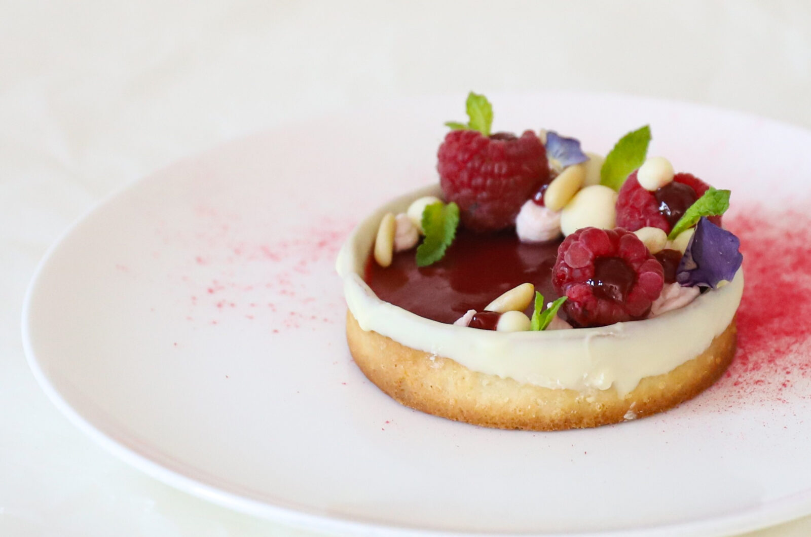 Pinienkern-Tartelettes mit Himbeer-Cranberry-Spiegel