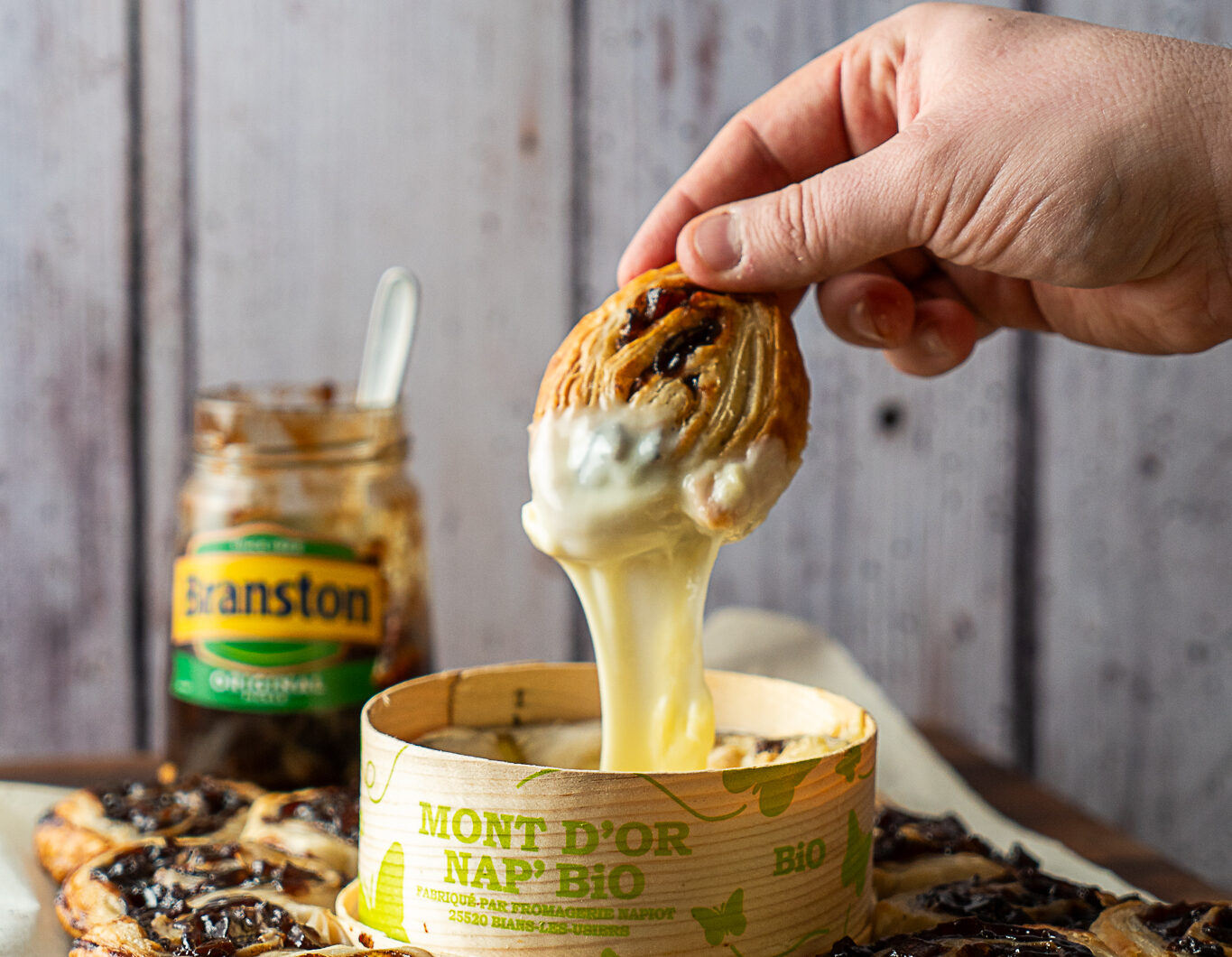 Branston Pickel Blätterteigschnecke mit Vacherin Mont Dor