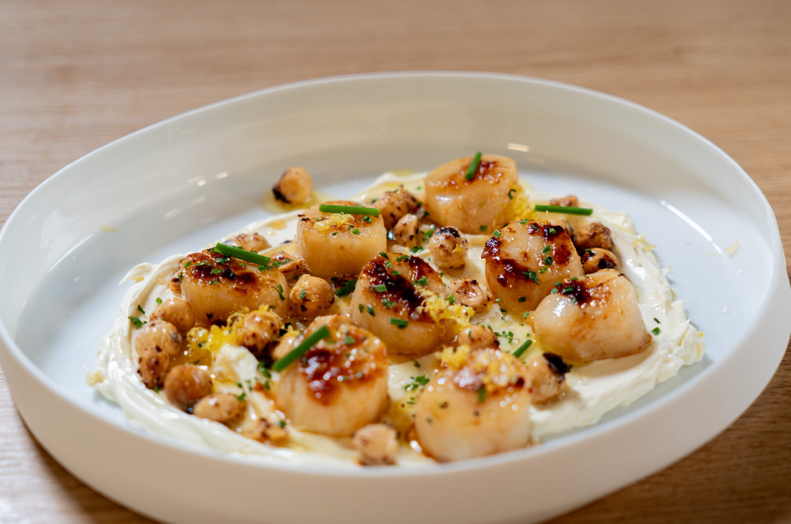 Jakobsmuscheln auf Mascarpone mit Haselnüssen
