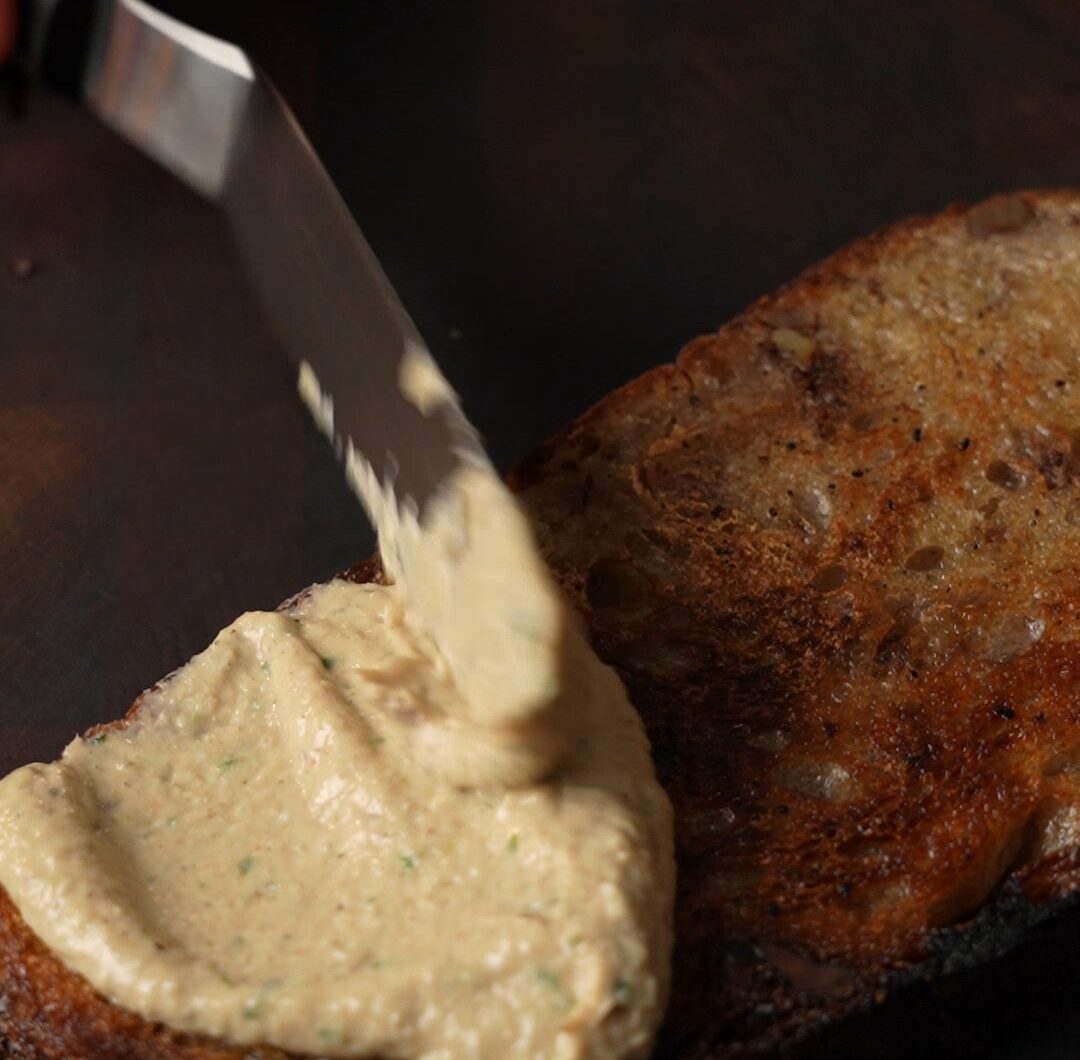 Jahrgangs Sardinen-Tapenade mit Nussbutter & Ei