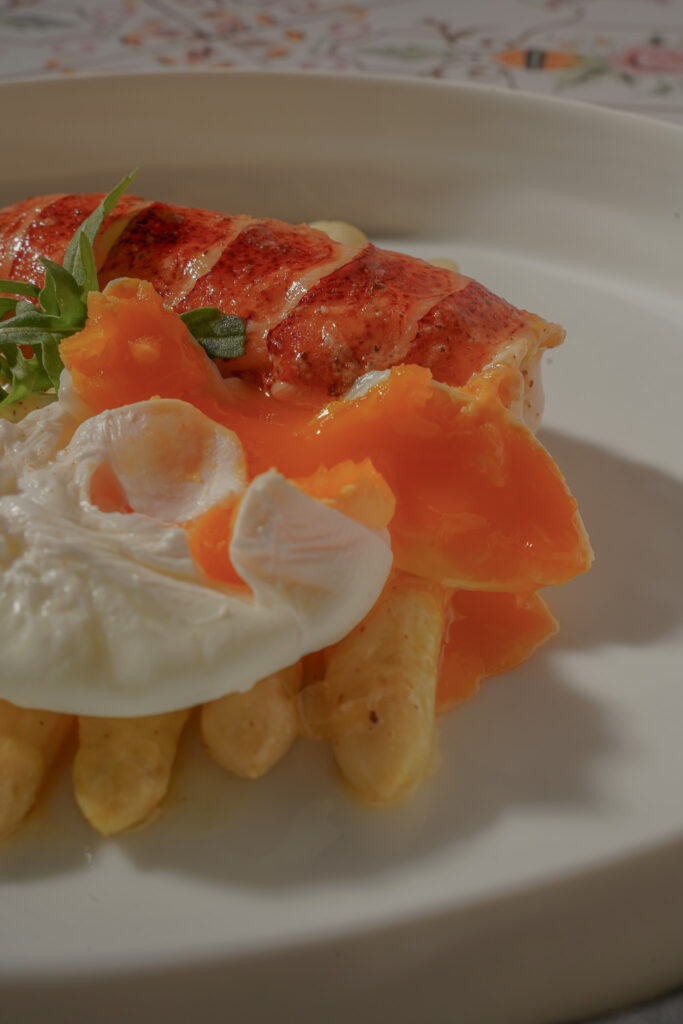Weißer Spargel trifft auf Hummer
