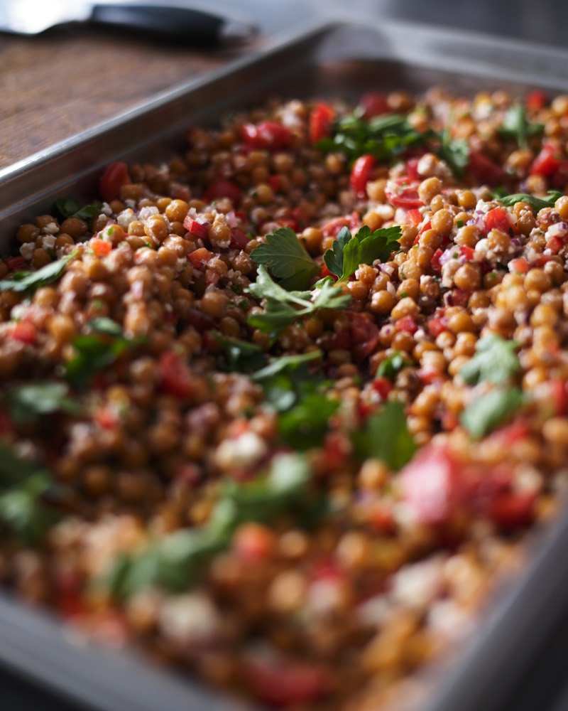 Kichererbsensalat mit Tomaten und Petersilie in einer Gastronorm-Schale